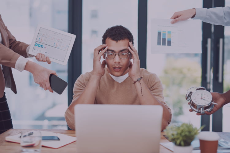 manager łapie się za głowę, nie wie za co się zabrać, wszyscy coś od niego chcą